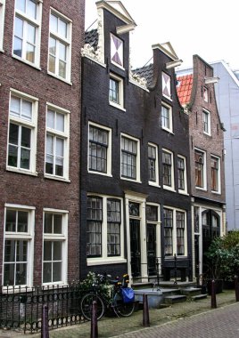 12.30. 2010, Amsterdam, Hollanda. Amsterdam 'da farklı ulaşım araçları. Arabalar, tekneler, bisikletler Amsterdam sokaklarında ve kanallarında.