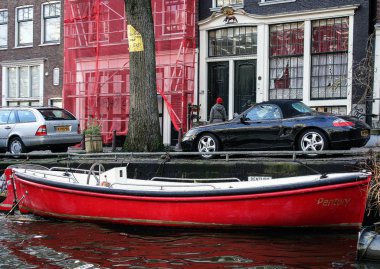 12.30.2010, Amsterdam, Hollanda. Mimari ve teknelerle Amsterdam kanal. Tarafından Avrupa'yı gezersin.