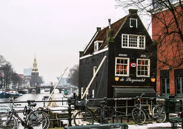 12.30. 2010, Amsterdam, Hollanda. Amsterdam 'da farklı ulaşım araçları. Arabalar, tekneler, bisikletler Amsterdam sokaklarında ve kanallarında.
