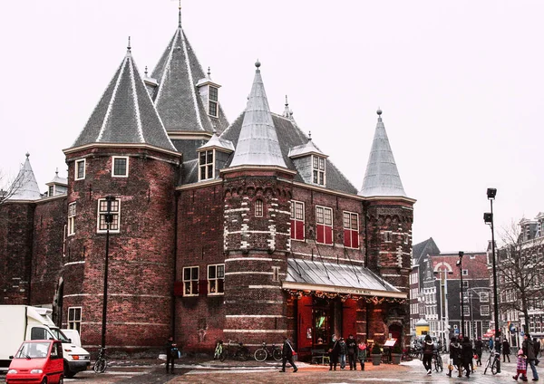 12.30. 2010, Amsterdam, Hollanda. Amsterdam 'da farklı ulaşım araçları. Arabalar, tekneler, bisikletler Amsterdam sokaklarında ve kanallarında.