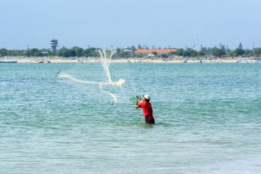 Okyanus dalgaları balıkçı. Endonezya seyahat. Asya doğası. Yaz renkleri.