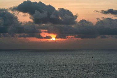 Bali günbatımı deniz manzarası. Endonezya doğası. Asya seyahat.