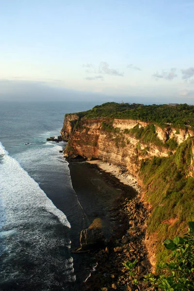 Endonezya Nın Peyzaj Okyanus Dalgaları Kayalar Bali Doğası — Stok fotoğraf