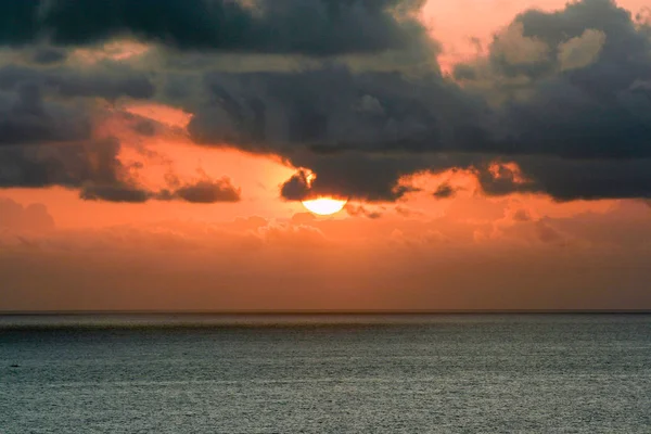 Bali günbatımı deniz manzarası. Endonezya doğası. Asya seyahat.