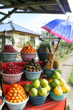 Minimarket köyünü Bali içinde. Meyve Endonezya içinde çeşididir. Asya seyahat. 