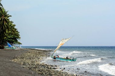Deniz kenarı Bali balıkçı tekneleri. Endonezya'nın peyzaj. Asya seyahat.