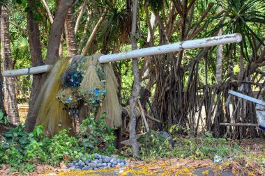 balık ağlarına sahilde kurutma. Bali balıkçı köyü. Endonezya seyahat.