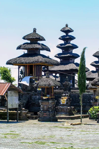 Bali yeşil orman evlerde. Endonezya doğası. Endonezya'nın peyzaj.