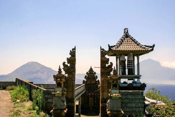 Bali yeşil orman evlerde. Endonezya doğası. Endonezya'nın peyzaj.