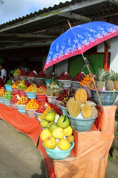 Minimarket köyünü Bali içinde. Meyve Endonezya içinde çeşididir. Asya seyahat. 