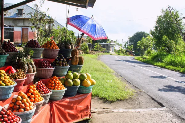 超市在巴厘岛的老村子里 印度尼西亚的各种水果 环游亚洲 — 图库照片