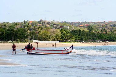 2009.10.10, Ubud, Bali. Yelkenli dalgalar ve arka plan ufukta. Endonezya'nın deniz manzarası.
