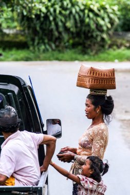 2009.10.07, Ubud, Bali. 2009.10.07, Ubud, Bali. Başında tam sepet olan kadın. Bali seyahat.