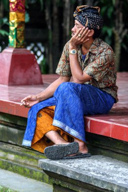 2009.10.10, Ubud, Bali. Telefonla konuşan bir adam. Endonezya halkı.