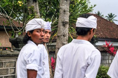 2009.10.05, Ubud, Bali. Endonezya insanlar dini töreni ulusal giysileri içinde. 