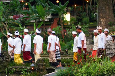 2009.10.05, Ubud, Bali. Endonezya insanlar dini töreni ulusal giysileri içinde. 