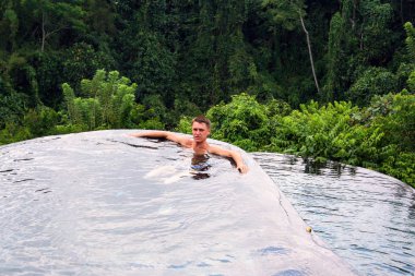 2009.10.10, Ubud, Bali. Şirin sarışın çocuk yüzme havuzunda. Bali meslekler. Endonezya seyahat.