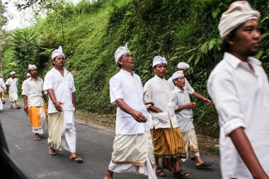 2009.10.05, Ubud, Bali. Endonezya insanlar dini töreni ulusal giysileri içinde. 