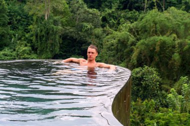2009.10.10, Ubud, Bali. Şirin sarışın çocuk yüzme havuzunda. Bali meslekler. Endonezya seyahat.