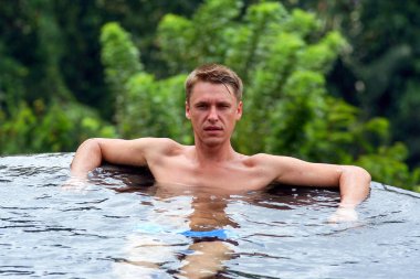 2009.10.10, Ubud, Bali. Şirin sarışın çocuk yüzme havuzunda. Bali meslekler. Endonezya seyahat.