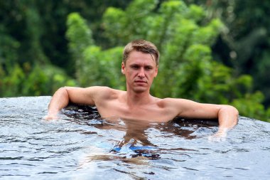 2009.10.10, Ubud, Bali. Şirin sarışın çocuk yüzme havuzunda. Bali meslekler. Endonezya seyahat.