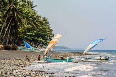 2009.10.11, Ubud, Bali. Balıkçı teknesi dalgalar. Endonezya'nın deniz manzarası. Dünya çapında seyahat.