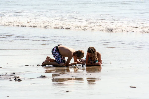 2009.10.11, Ubud, Bali. Endonezya insanlar. Bir genç oğlan ve kız bir kabuk sahilde.