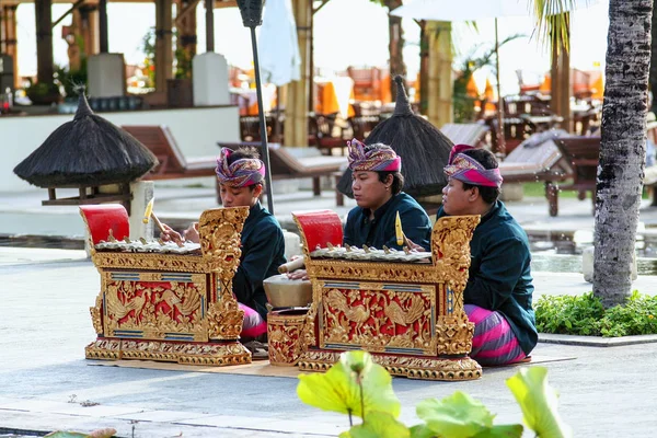 2009.10.05, Ubud, Bali. Endonezya insanlar dini töreni ulusal giysileri içinde. 