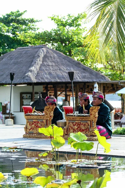 2009.10.05, Ubud, Bali. Endonezya insanlar dini töreni ulusal giysileri içinde. 