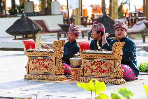 2009.10.05, Ubud, Bali. Endonezya insanlar dini töreni ulusal giysileri içinde. 