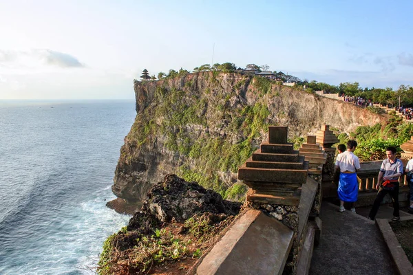 2009.10.09, Ubud, Bali. Kaya ve okyanus manzara. Turistler kaya.