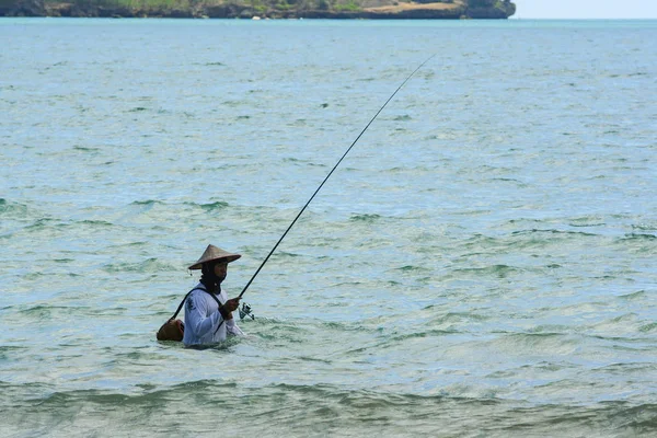 Pescador Las Olas Del Océano Viajar Por Indonesia Naturaleza Asia — Foto de Stock