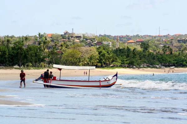 2009.10.10, Ubud, Bali. Yelkenli dalgalar ve arka plan ufukta. Endonezya'nın deniz manzarası.