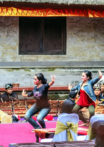 2009.10.07, Ubud, Bali. Dansçı kadının farklı pozlar. Endonezya'nın etnik insanlar.