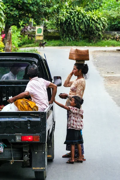 2009.10.07, Ubud, Bali. 2009.10.07, Ubud, Bali. Başında tam sepet olan kadın. Bali seyahat.
