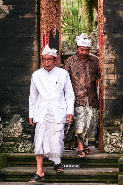 2009.10.05, Ubud, Bali. Endonezya insanlar dini töreni ulusal giysileri içinde. 