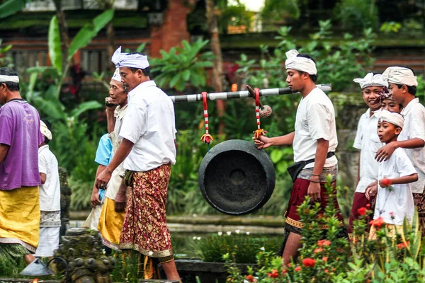 2009 Ubud Bali Indonesiska Folket Nationella Kläder Religiös Ceremoni — Stockfoto