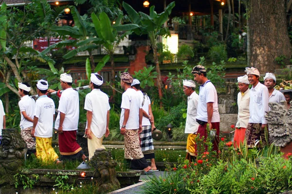 2009.10.05, Ubud, Bali. Endonezya insanlar dini töreni ulusal giysileri içinde. 