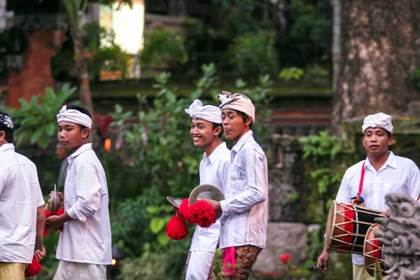 2009.10.05, Ubud, Bali. Endonezya insanlar dini töreni ulusal giysileri içinde. 