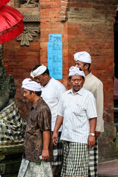 2009 ウブド バリ島 宗教的な儀式に国民服でインドネシア人 — ストック写真