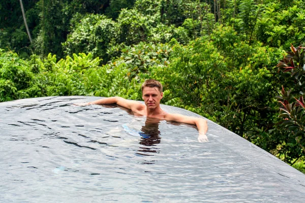 2009.10.10, Ubud, Bali. Şirin sarışın çocuk yüzme havuzunda. Bali meslekler. Endonezya seyahat.