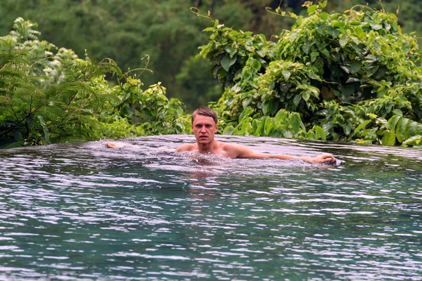 2009.10.10, Ubud, Bali. Şirin sarışın çocuk yüzme havuzunda. Bali meslekler. Endonezya seyahat.