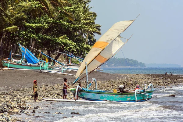 2009.10.11, Ubud, Bali. Balıkçı teknesi dalgalar. Endonezya'nın deniz manzarası. Dünya çapında seyahat.