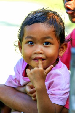 2010.08.07, Ubud, Bali. Çocuk sahilde. Köyün çocukları ile manzara. Endonezya halkı.