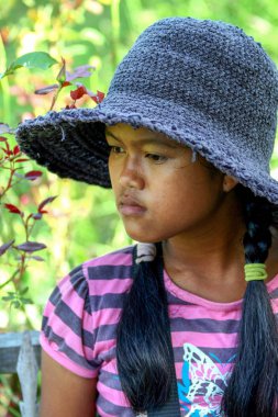 2010.08.07, Ubud, Bali. Çocuk sahilde. Köyün çocukları ile manzara. Endonezya halkı.