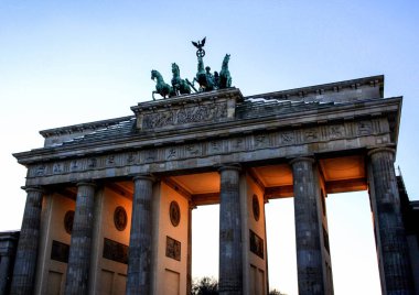 Brandenburg Kapısı, Berlin, Almanya. Berlin görülecek. Almanya'da anıtlar.