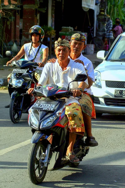 2010 ウブド バリ島 ウブドの道路の民族の人々 インドネシアの風景 — ストック写真