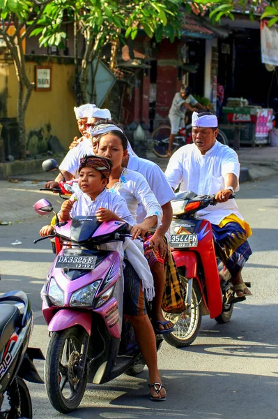 2010 ウブド バリ島 ウブドの道路の民族の人々 インドネシアの風景 — ストック写真