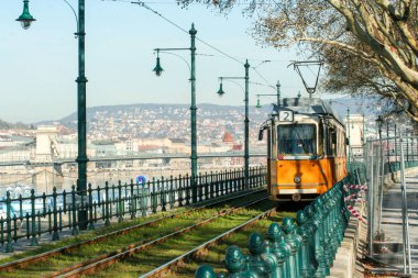03.21.2014, Budapeşte, Macaristan. Budapeşte panorama görünüm zemin üzerine sarı tramvay.
