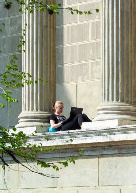 Budapeşte, Macaristan, 03.21.2014. Müzenin sütunlar arasında oturan defter ile genç bir kadın.